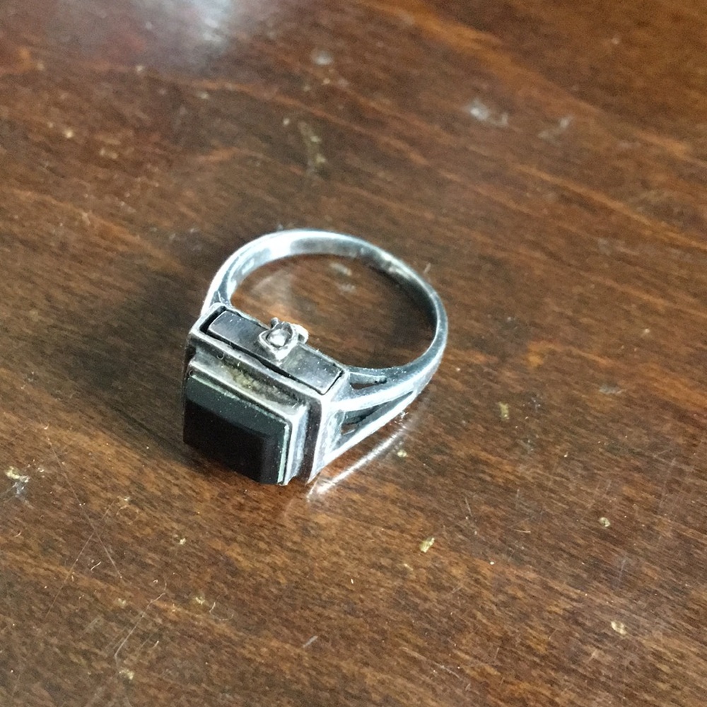 Onyx ring with drawer
